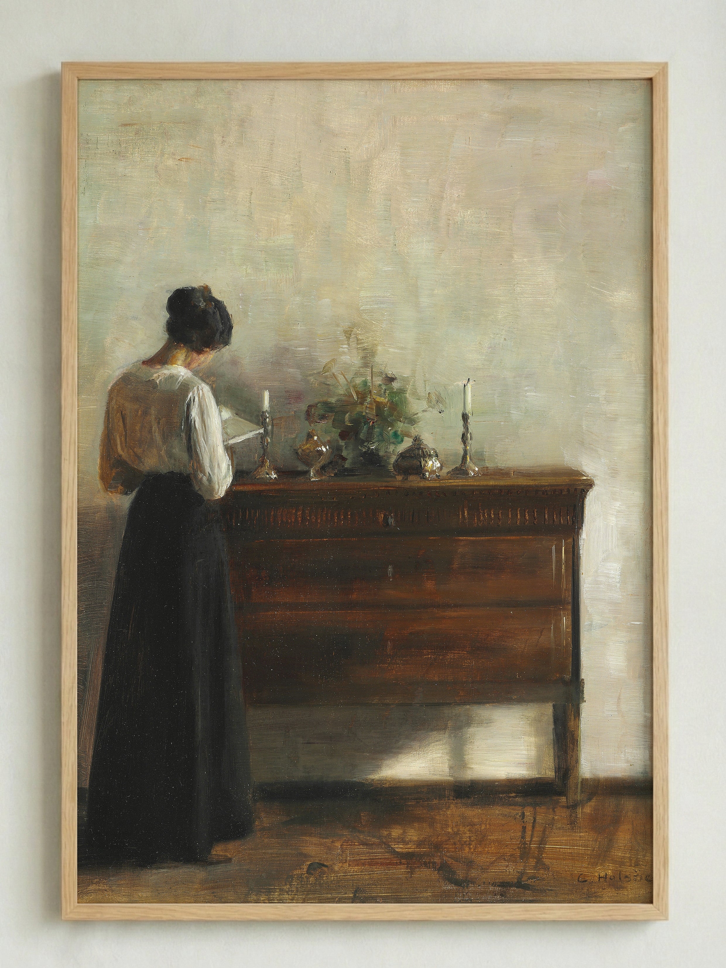 Interiør med kunstnerens hustru, der står ved en kommode og læser (1903), Carl Holsøe